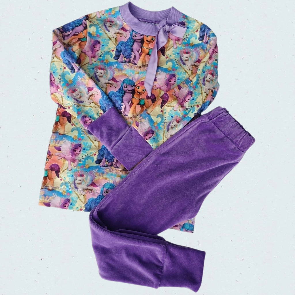 Leisure suit for a girl